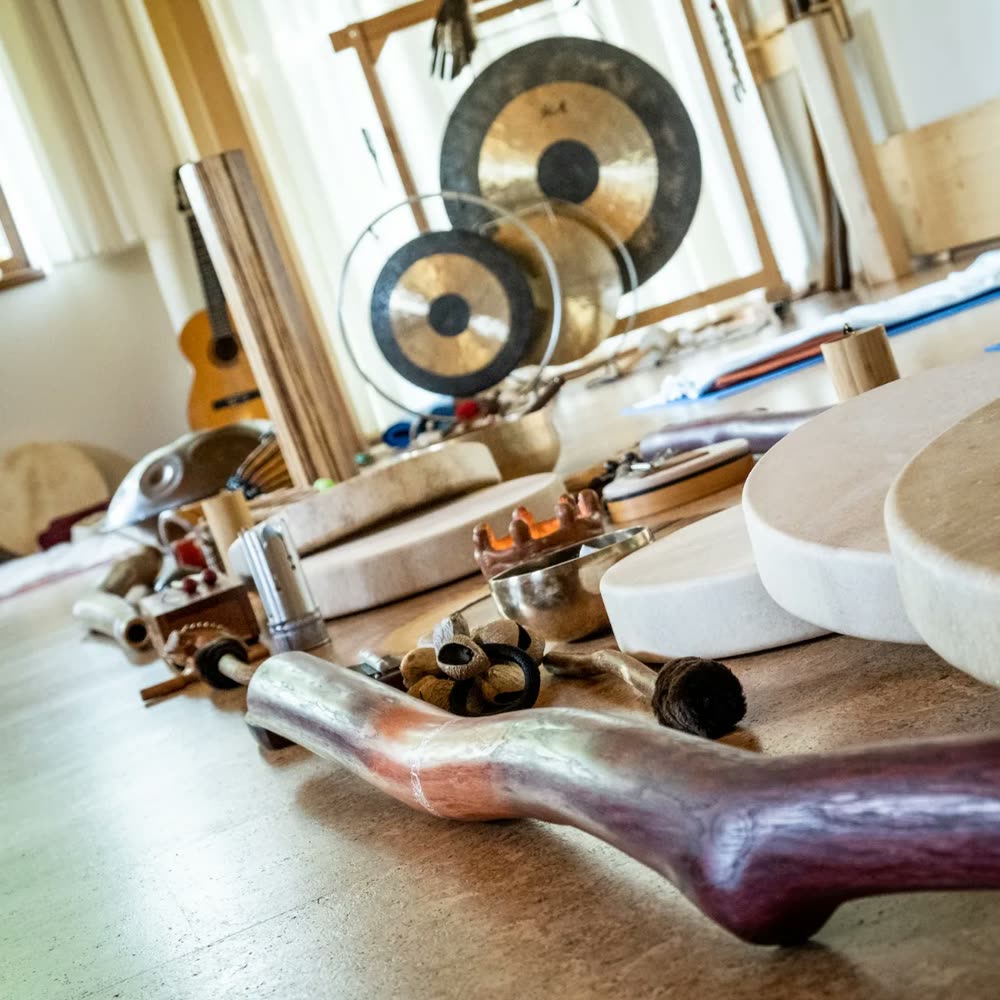 Muzikoterapeutické nástroje na podlaze - gongy, didgeridoo, bubny a tibetské mísy