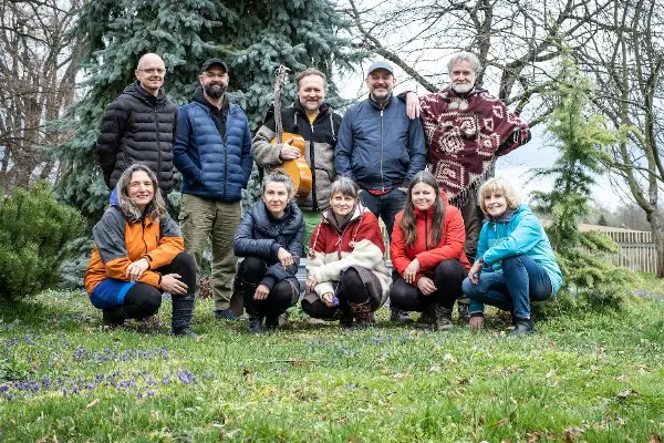 účastníci jarní hudební dovolené v centru Dajána na skupinové fotografii