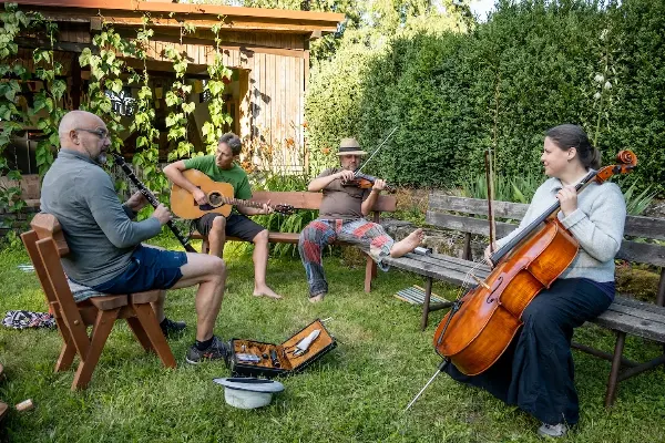 Hudební terapie, relaxace, zvuková terapie, zahradní koncert, hudební dovolená.