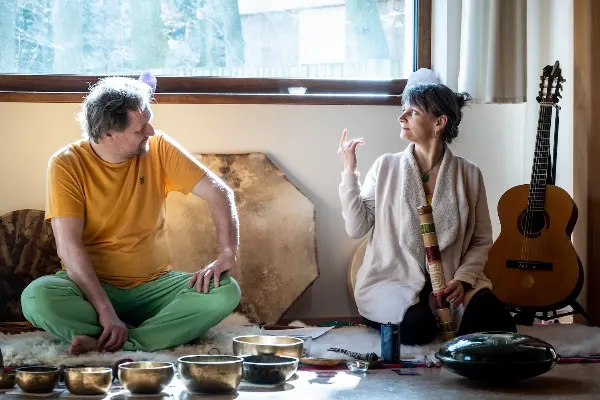 Sluneční paprsky osvětlují Dana a Janu Čadovi v meditárně centra Dajána