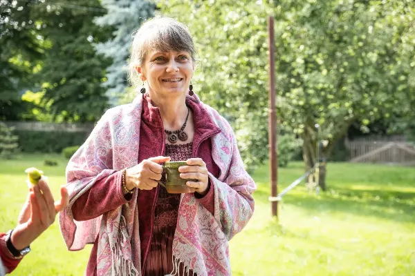 Žena s tibetskými mísami a gongy na relaxační hudební dovolené