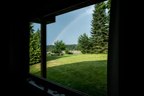 Relaxační pohled z okna s duhovkou a zahradou pro zvukovou terapii