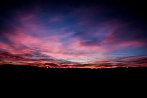 Západ slunce s růžovými a fialovými odstíny - relaxační fotografie pro zvukovou terapii