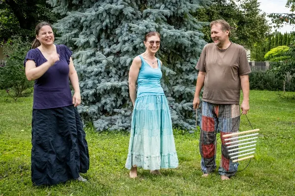 Hudební terapie s tibetskými mísami a gongy v přírodě.