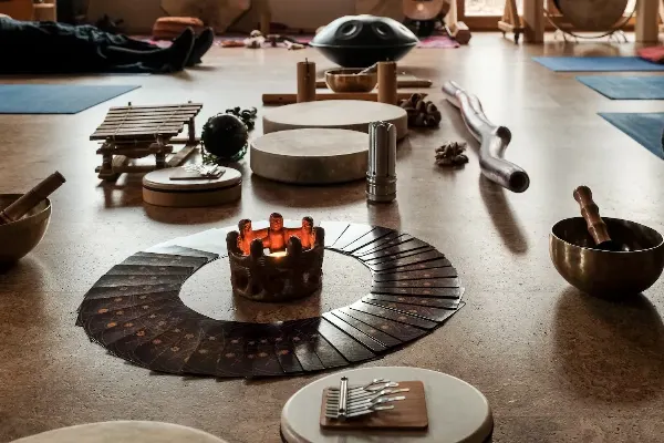 Zvuková terapie, relaxace, tibetské mísy, gongy, meditace, centrum Dajána, Roztěž, Kutná Hora