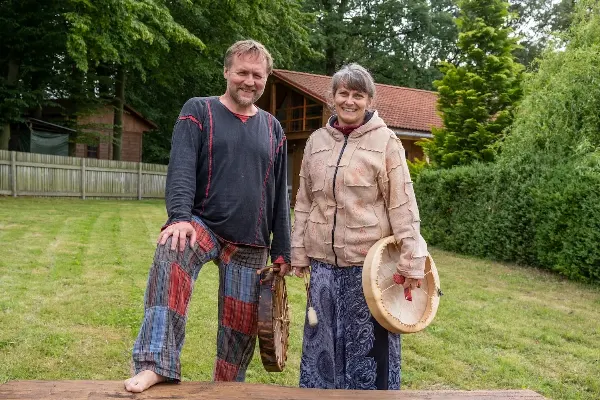 Muž a žena s tibetskými mísami na hudební terapii v Roztěži.