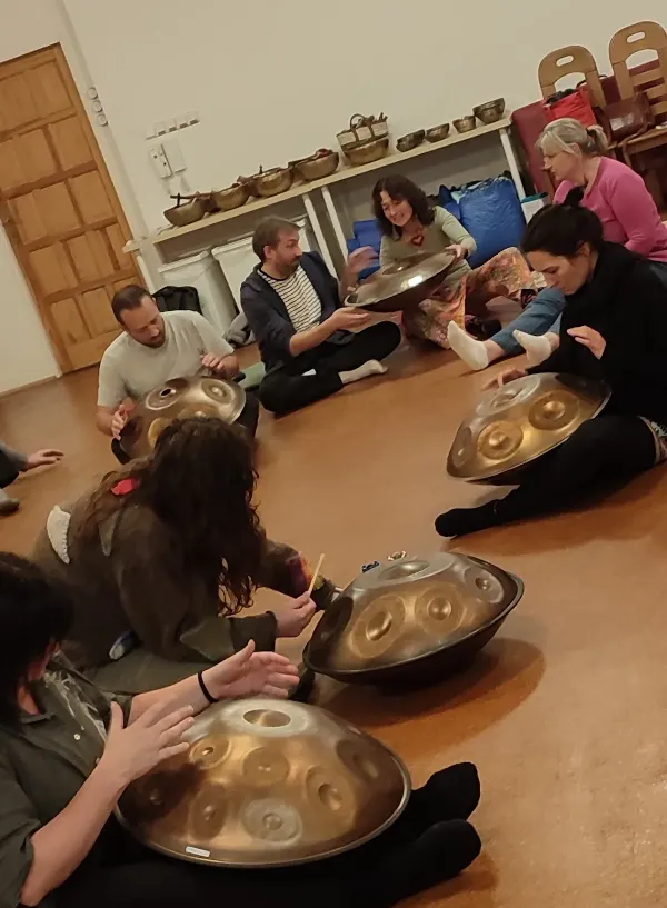 Skupinový kruh s handpany při večerní škole muzikoterapie ve studiu K3.