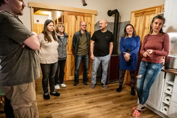 Účastníci před podáváním jídla v centru Dajána aneb "co se dělo v kuchyni"