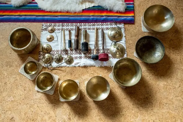 Zvuková terapie s tibetskými mísami a gongy pro relaxaci.