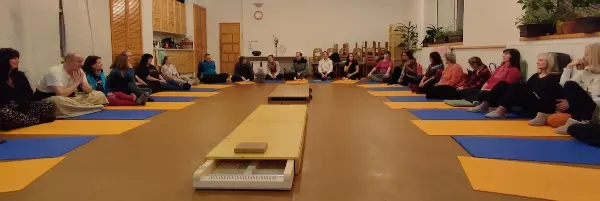 Skupina na rezonančních lehátkách při večerní škole muzikoterapie ve studiu K3.
