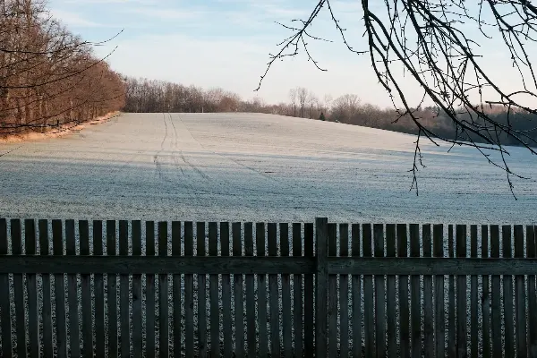 Zasněžené pole s plotem - relaxační zvuková terapie v Roztěži.