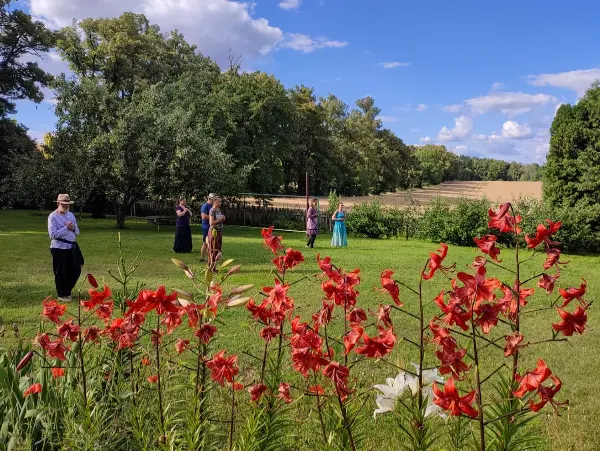 Relaxační hudební dovolená s terapeutickými nástroji v krásné zahradě.