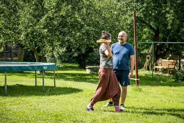 Relaxační dovolená s tibetskými mísami a gongy v zahradě