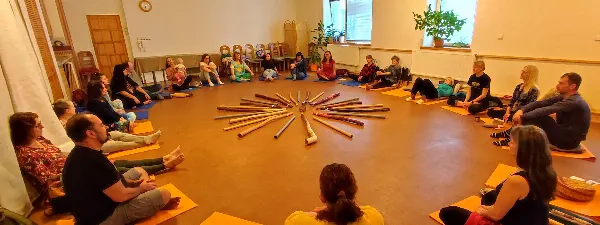 Účastníci sedí v kruhu kolem hudebních nástrojů ve Studiu K3.