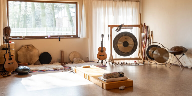 Meditační sál s tibetskými mísami a gongy — celostní muzikoterapie v Dajáně